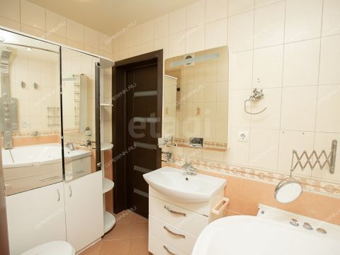 3-komnatnaya-ul-vyatskaya-d-1 фото