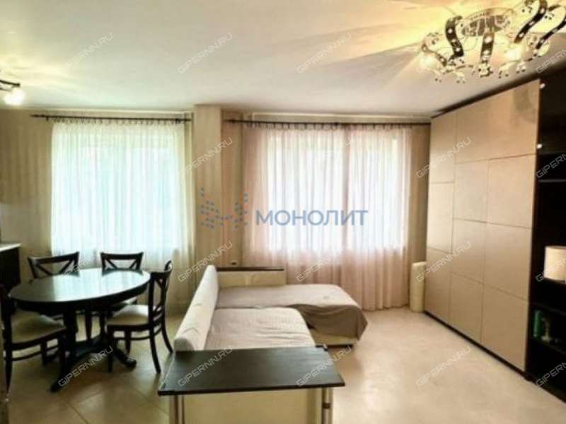 трёхкомнатная квартира на Вятской улице дом 1