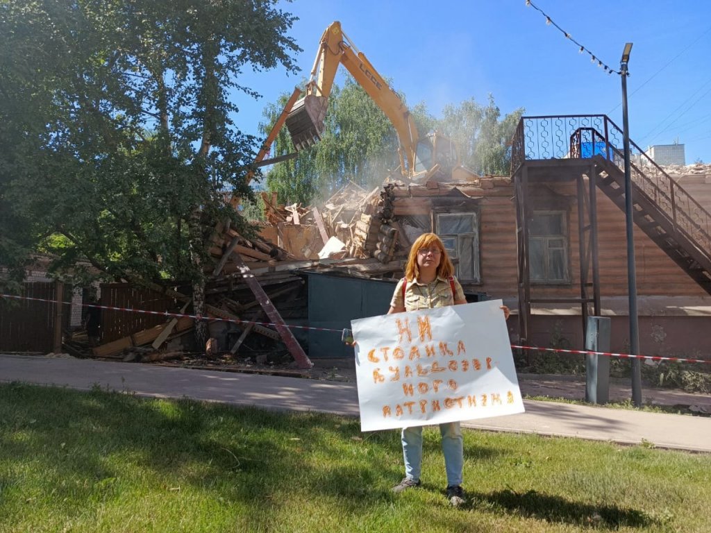 Градозащитница вышла на пикет из-за сноса старинных домов на Горького