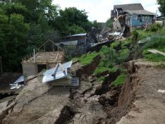 На краю пропасти: почему деревня Караулово уходит под землю?