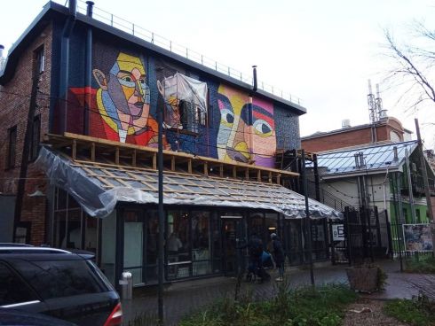 Уличный художник из Москвы расписал здание в центре Нижнего Новгорода